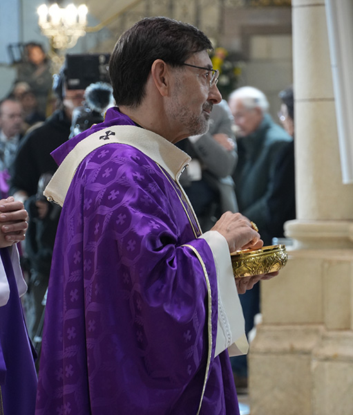 El cardenal Cobo durante la distribución de la comunión.