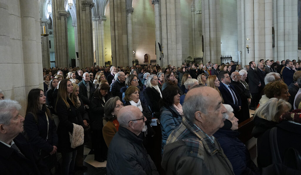 La catedral, llena de fieles que querían acompañar a las familias desde la oración.