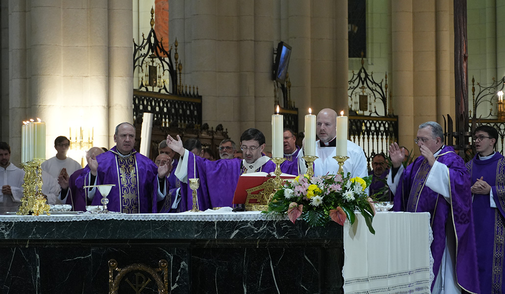 Los obispos de Alcalá de Henares, Madrid y Getafe durante la Eucaristía.