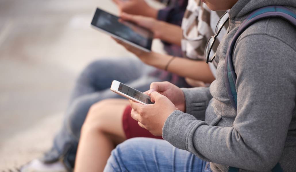 Los padres piden evitar imágenes como esta, tan comunes hoy en España. Foto: Freepik.