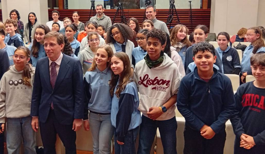 El alcalde con los alumnos del colegio Gonzalo Fernández de Córdoba. Foto: J.L.V.D.-M.