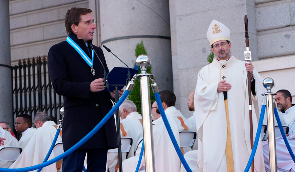 José Luis Martínez-Almeida con el cardenal Cobo durante la festividad de la Virgen de la Almudena.