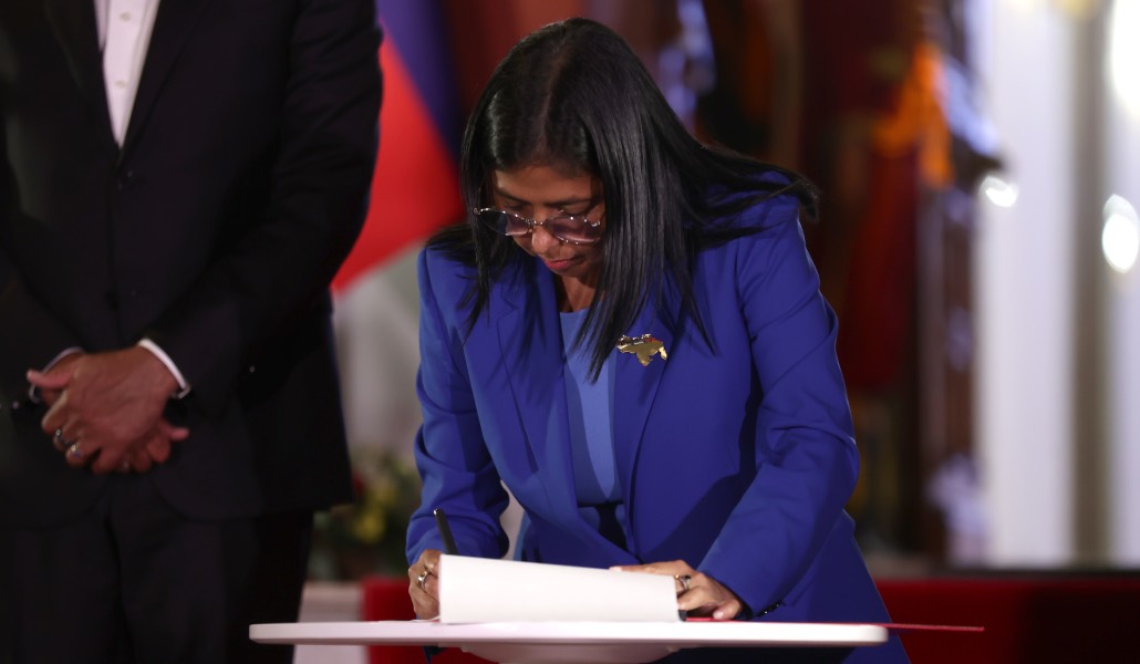 La presidenta encargada de Venezuela, Delcy Rodríguez, firma la ley de amnistía el pasado jueves. Foto: EFE/ Ronald Pena R