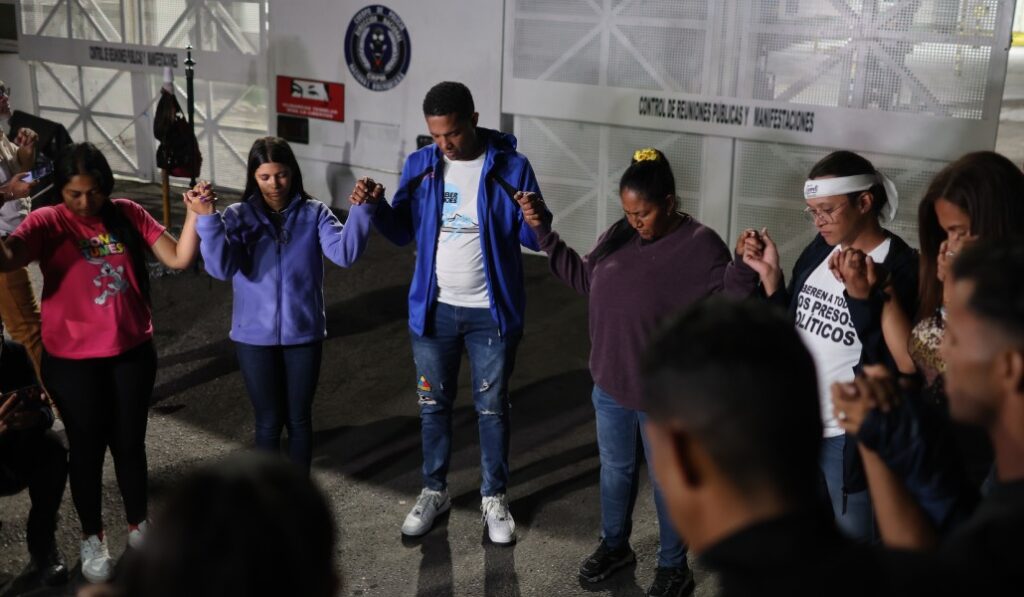 Familiares de presos delante del comando de la Policía Nacional Bolivariana (PNB). Foto: EFE / Miguel Gutiérrez.