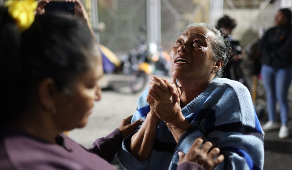Familiares de presos reciben la noticia de la amnistía delante del comando de la Policía Nacional Bolivariana (PNB). Foto: EFE / Miguel Gutiérrez.