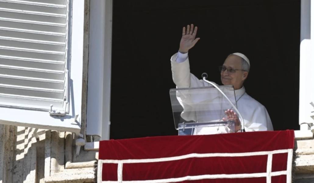 León XIV saluda desde la ventana del Palacio Apostólico. Foto: Vatican Media.