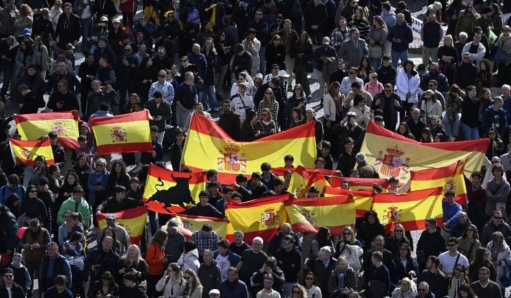 Uno de los grupos de españoles presentes en la plaza de San Pedro. Foto: Vatican Media.
