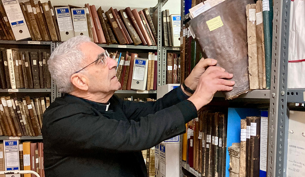 Avelino Bouzón es canónigo archivero de la catedral de Tui, pero también hace trabajo de campo.