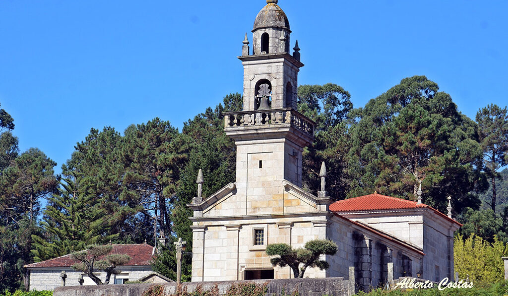 Fachada de la iglesia de San Salvador de Torneiros. Los padres de Benito Bastos se casaron allí en 1635.