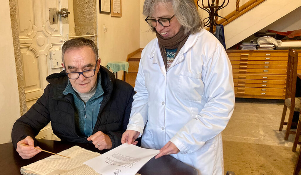 El profesor Luis Arias y la doctora Macarena Cuiñas son dos colaboradores de Bouzón que le ayudaron.