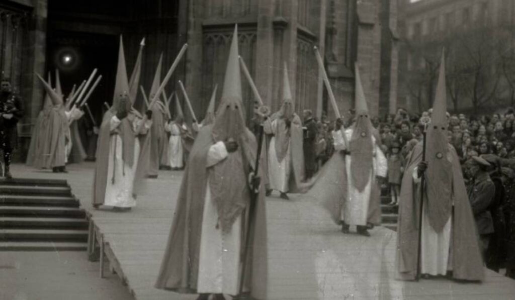 Salida de la procesión de la catedral donostiarra en los años 60 del siglo pasado. Foto: Cofradía de Jesús Nazareno.