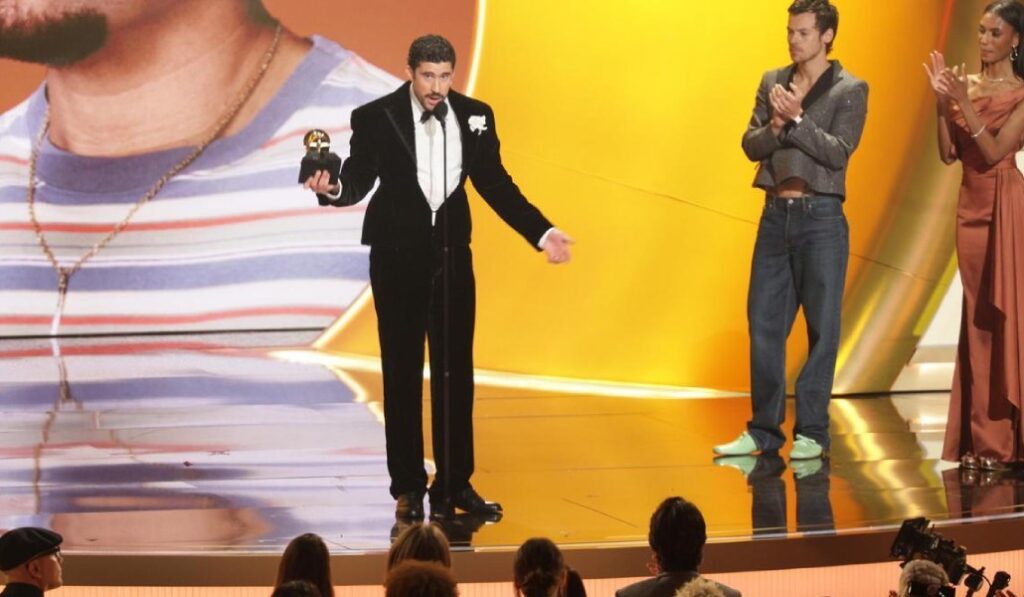 Bad Bunny en otro momento de la gala en la que recibió el Grammy al Álbum del Año.