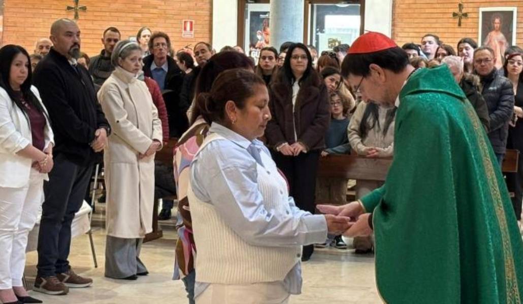 El cardenal con una de las personas que se iban a bautizar. Foto: Archimadrid.