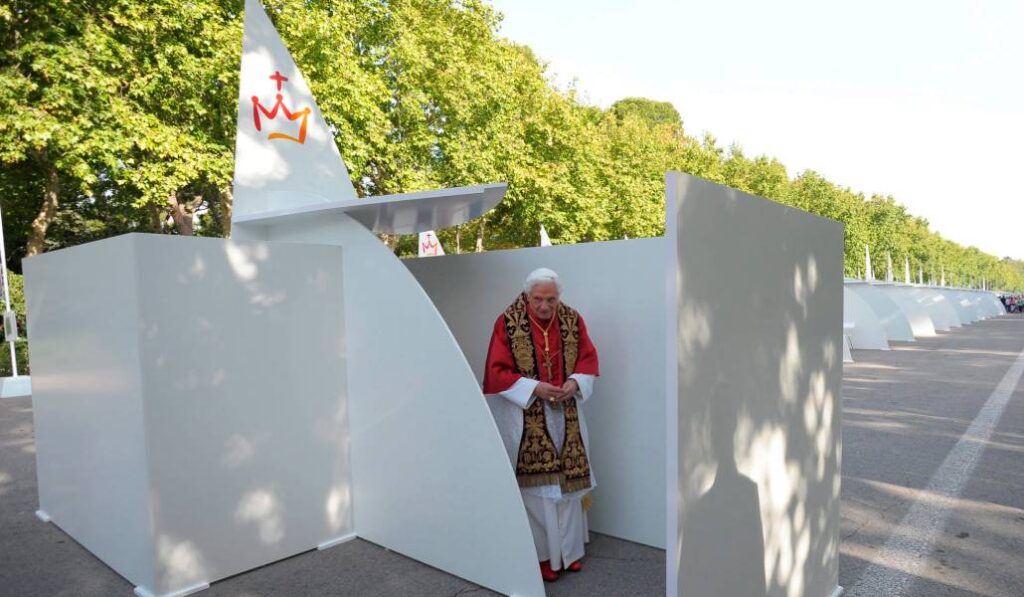 Benedicto XVI en los confesionarios instalados en el retiro durante la JMJ 2011. Foto: ABC.