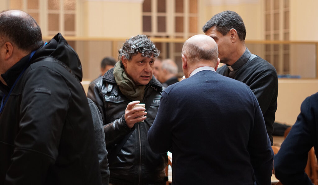 Desayuno compartido y momento de reencuentro al inicio de una preasamblea.