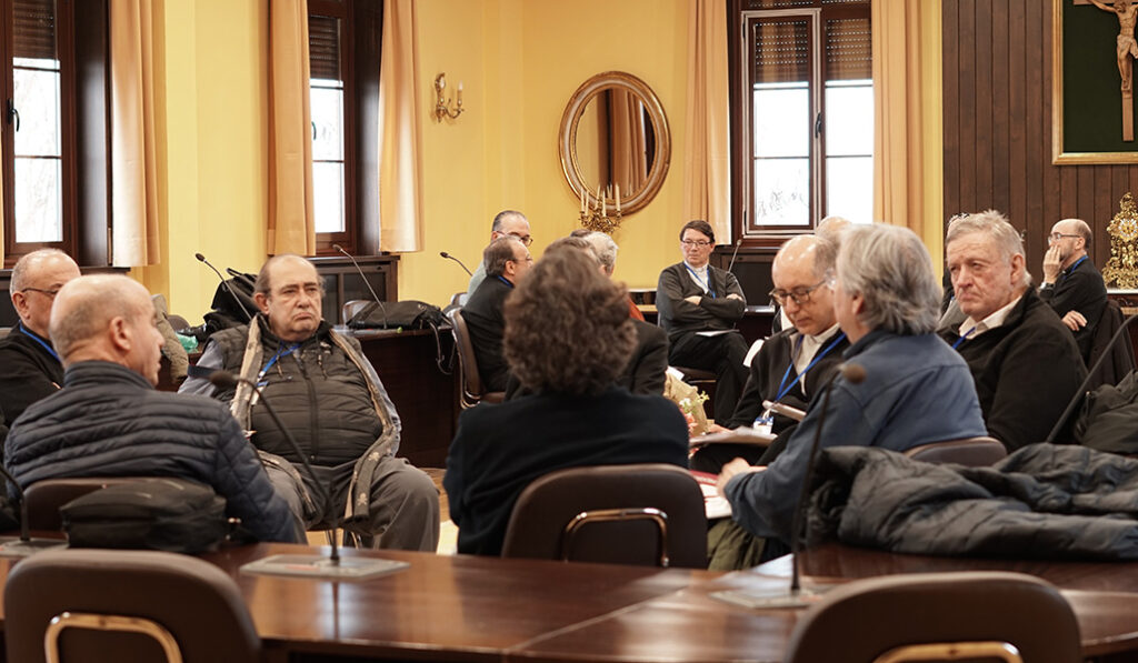 La jornada alterna encuentros entre todos con reuniones por grupos para la conversación en el Espíritu.