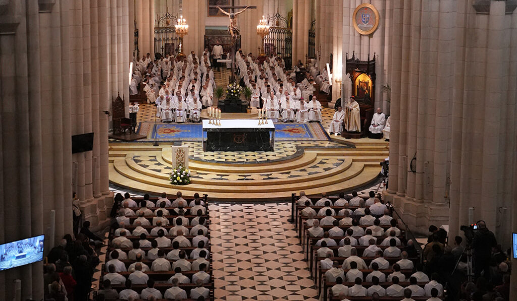 Vista general de la catedral llena de sacerdotes, acompañados de bastantes laicos.