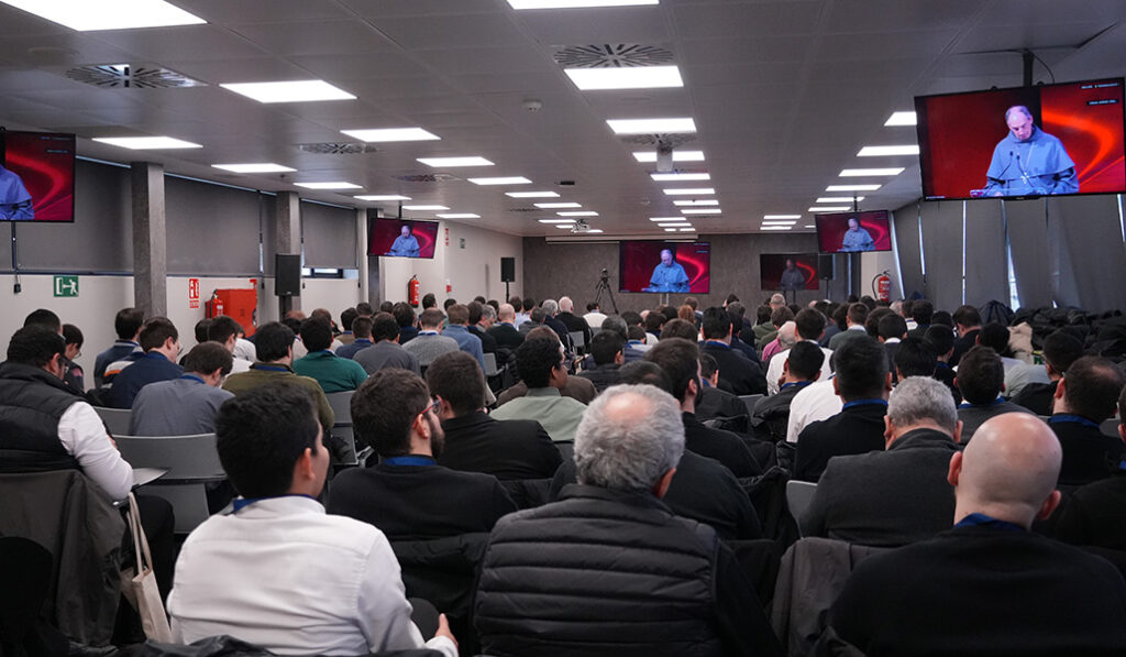 Los asistentes a CONVIVIUM siguen la ponencia del cardenal Bustillo desde una sala.