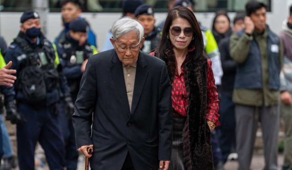 El cardenal Zen acompañó a la esposa de Lai a la lectura de la sentencia. Foto: Vernon Yuen/Nexpher via ZUMA Press.