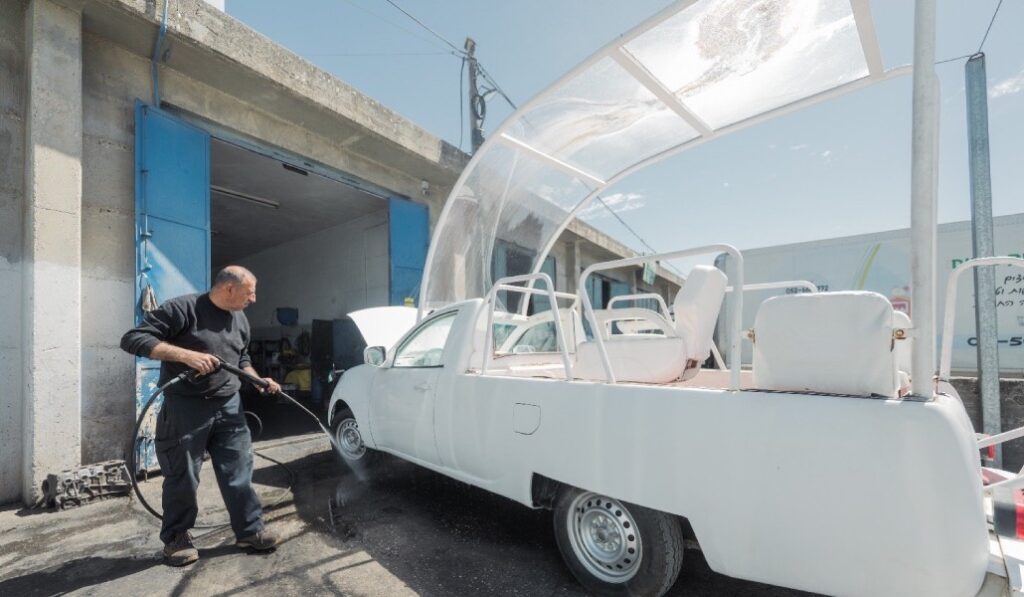 El papamóvil donado por Francisco ya está adaptado para su uso humanitario pero no puede entrar en Gaza. Foto: CNS / Cáritas Jerusalén.