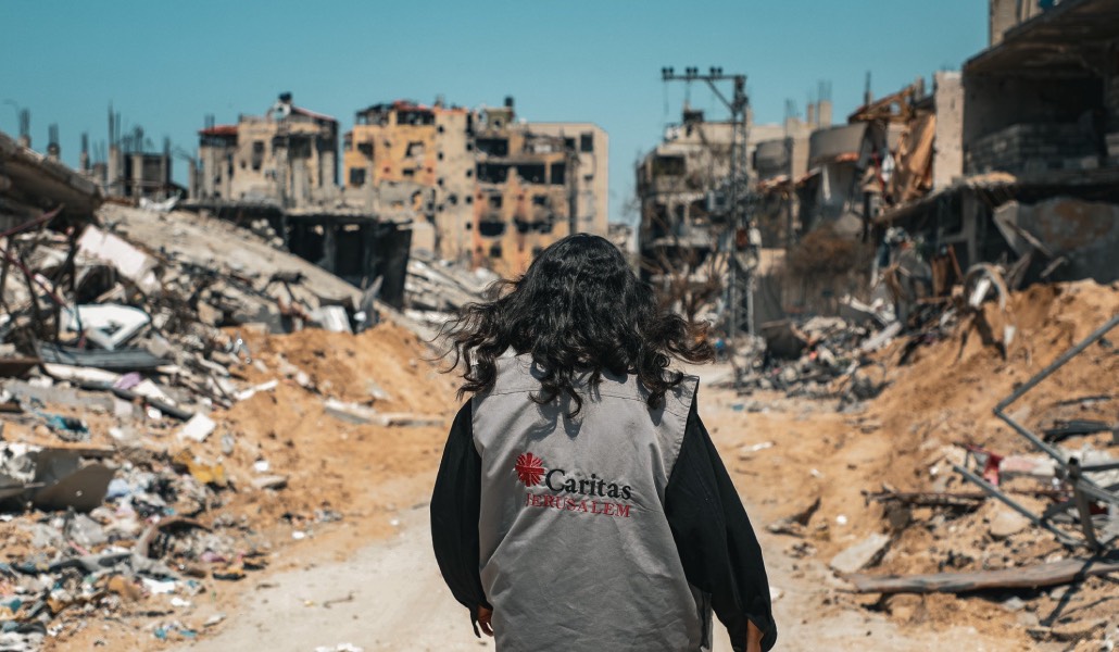 Una miembro de Cáritas entre las ruinas en Gaza. Foto: CNS / Cáritas Polonia.