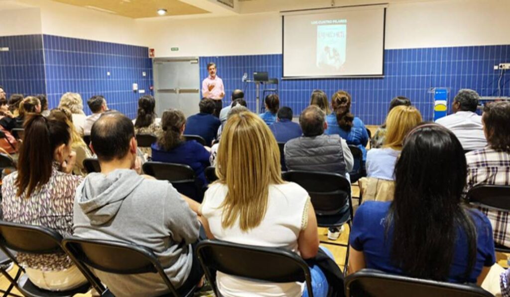 Una charla de Tornel a padres de un colegio. Foto: Nacho Tornel.