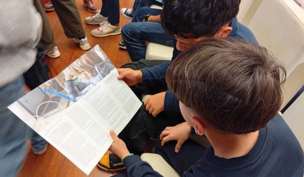 Dos chicos ojean las recomendaciones de Plan Internacional para moverse por internet. Foto: J.L.V.D.-M.