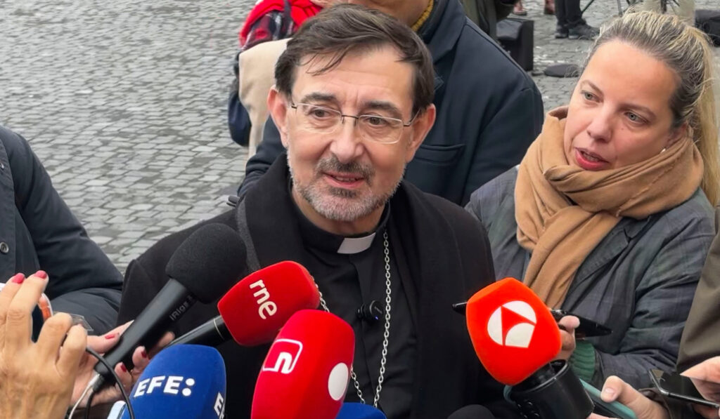 Cobo atendiendo a los medios tras la reunión en la Secretaría de Estado.