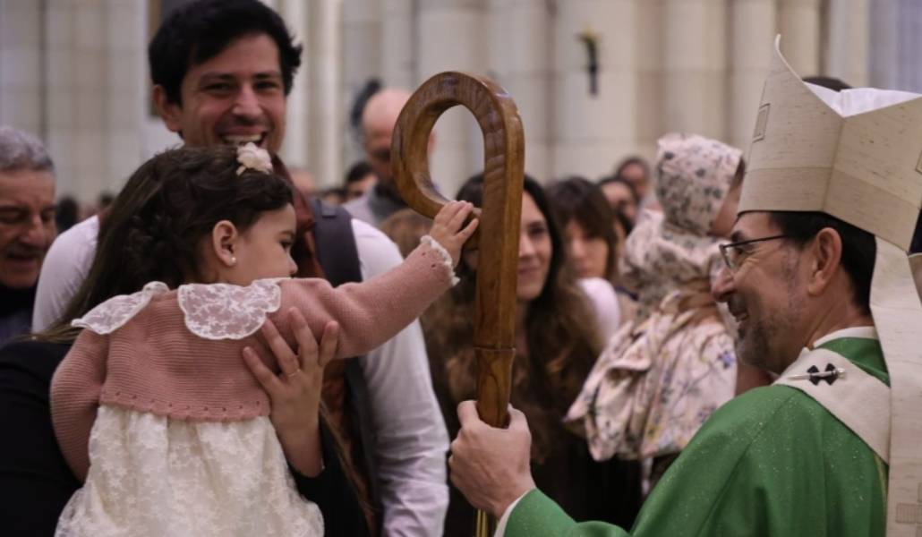 Un gestosimp atico de una niña con el báculo del cardenal Cobo. Foto: Archimadrid.