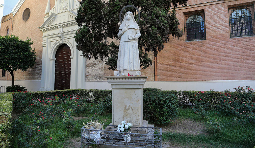 Santa Ángela de la Cruz en el casa madre de la congregación, donde está incorrupto el cuerpo de la santa.