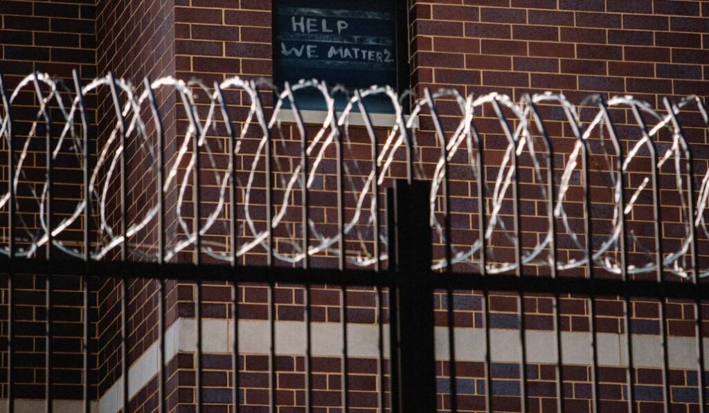 La justicia ordinaria, basada en el castigo y en la privación de libertad se queda corta. Foto: CNS.