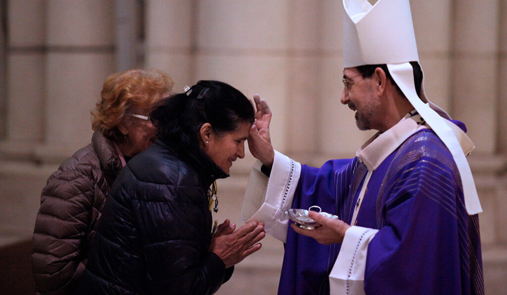 El cardenal impone la ceniza a los fieles en la catedral.