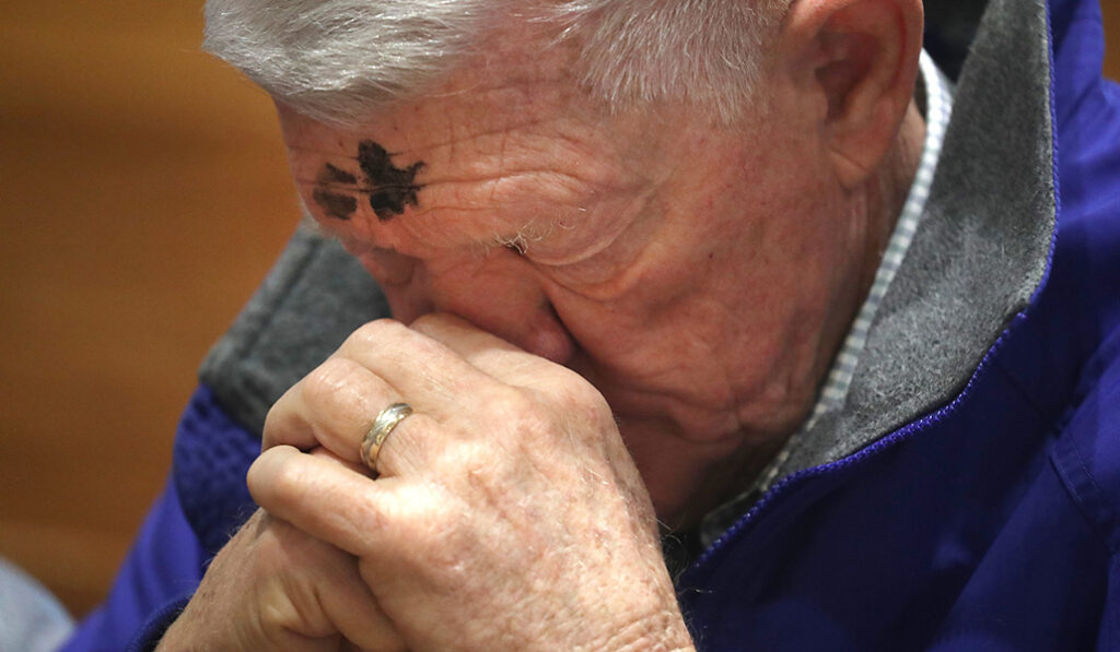 Un hombre ora durante la misa del Miércoles de Ceniza en la Iglesia del Sagrado Corazón en Prescott, Arizona, el 5 de marzo de 2025.