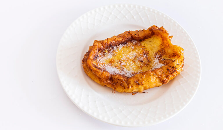 Foto de recurso de un plato con una torrija de Semana Santa