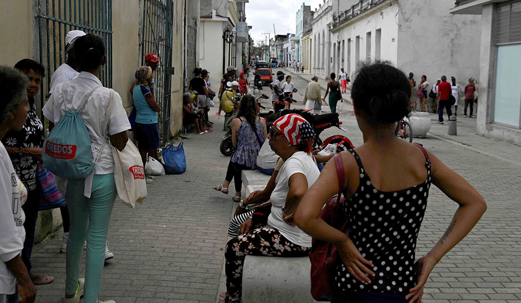 La gente hace cola para entrar en una sucursal bancaria de La Habana el 26 de enero.