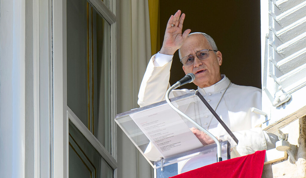León XIV durante el rezo del ángelus.