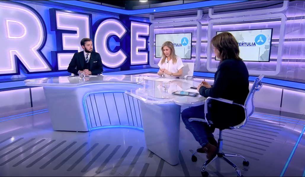 Un momento del programa con la presentadora y dos tertulianos.