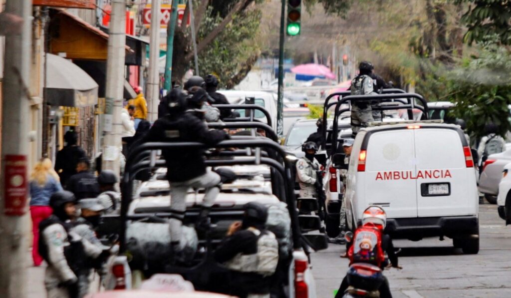 Una ambulancia que se cree que transporta el cuerpo del narco sale de la Fiscalía Especializada en materia de Delincuencia Organizada en Ciudad de México. Foto: CNS / Reuters.