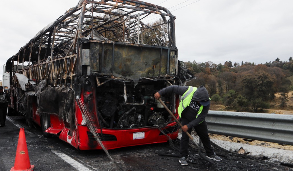 Autobús quemado en Santa Rita Tlahuapan. Foto: CNS / Reuters / Paola Garcia.