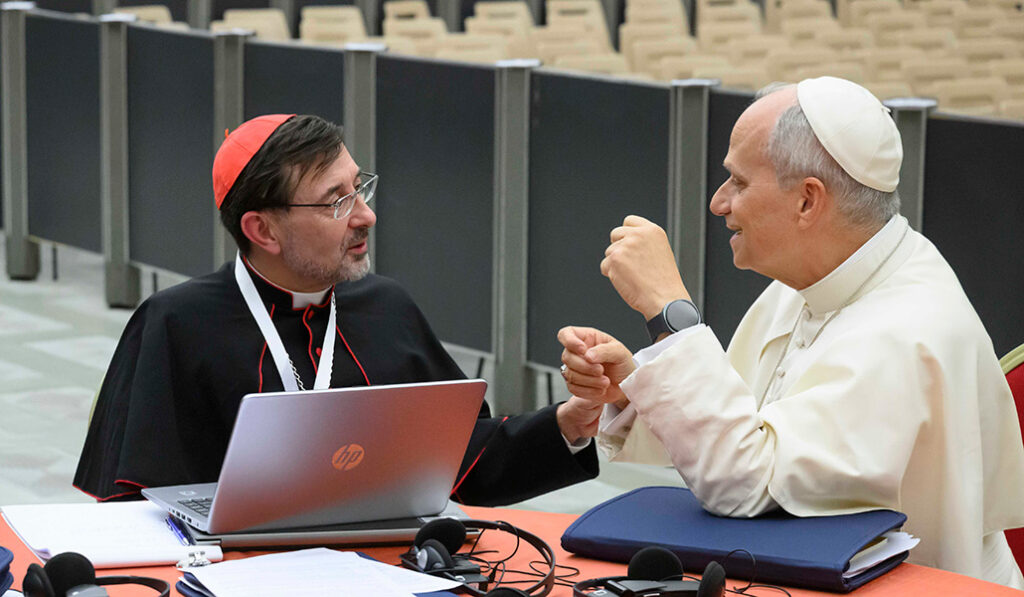 El cardenal Cobo conversa con León XIV durante el consistorio del pasado enero. Foto: Vatican Media.