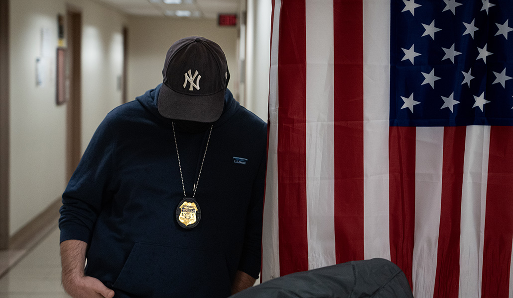 Agente del ICE, con el rostro tapado como todos, en el juzgado 26 Federal Plaza.