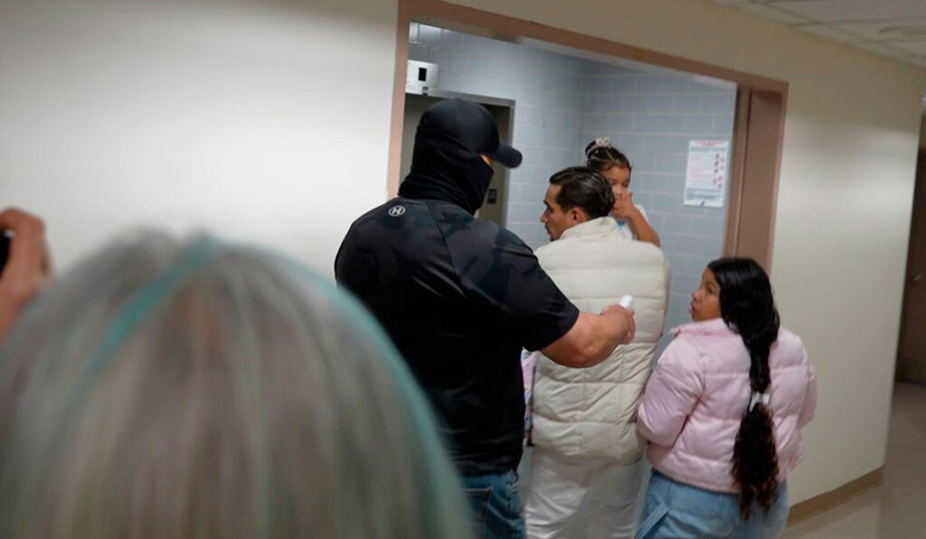 Fotograma del vídeo usado como prueba, en el que se ve la detención de una familia.