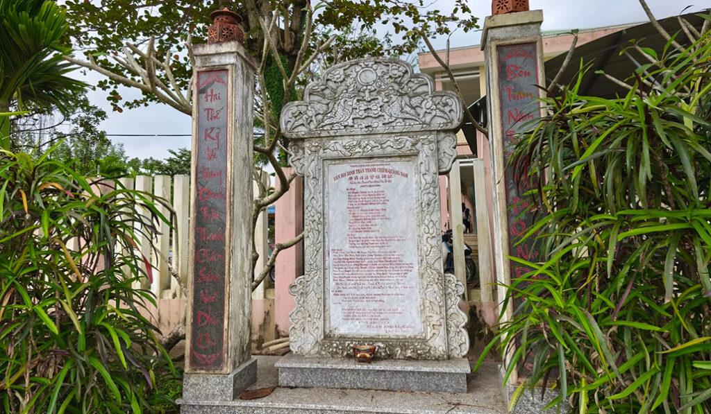 La estela que conmemora la antigua guarnición fue erigida por los descendientes de la aldea de Thanh Chiêm en el año del Cerdo (2007).