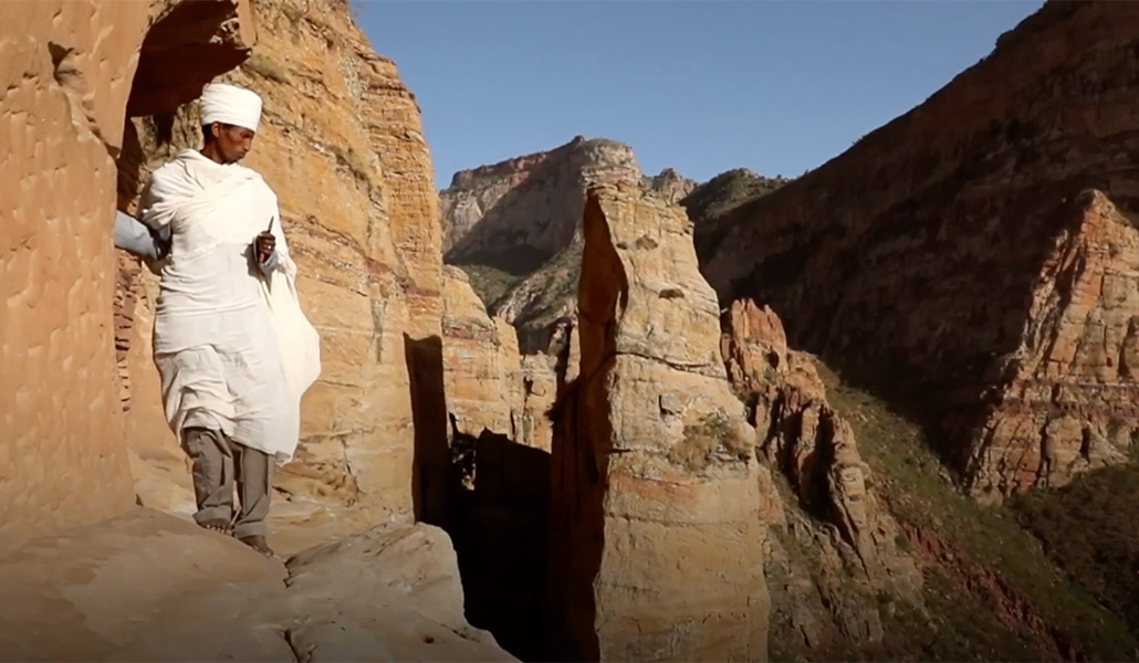 El custodio de la iglesia de Abuna Yemata Guh ante su puerta.