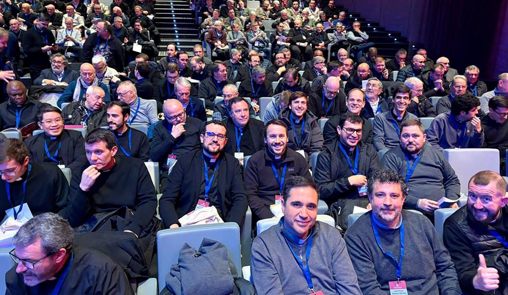 Eugenio Pérez Turbidí, en la posición central de la segunda fila, durante CONVIVIUM.