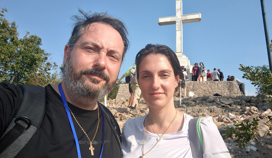 La pareja se prometió durante una peregrinación a Medjugorje el año pasado.