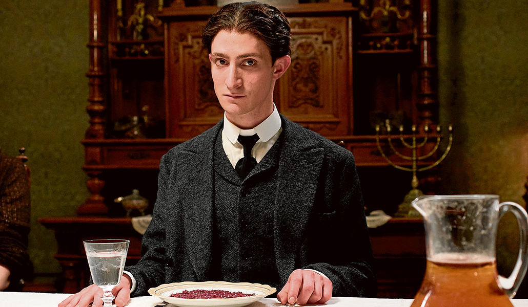 Idan Weiss da vida al célebre escritor.