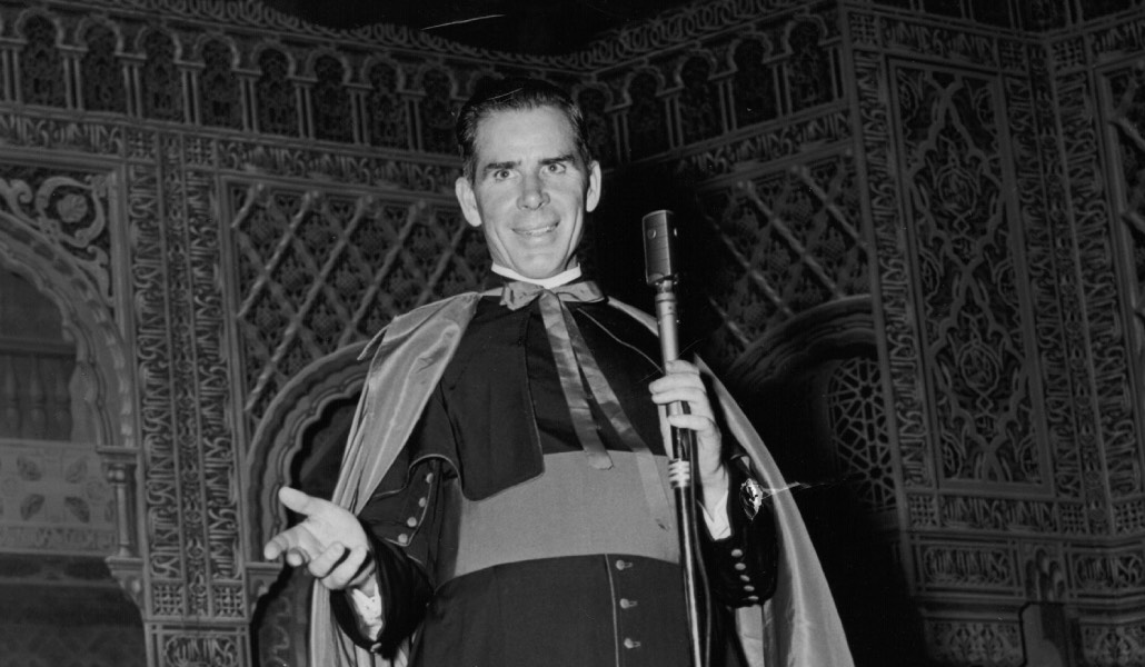 Fulton Sheen en una de sus célebres intervenciones. Foto: CNS.