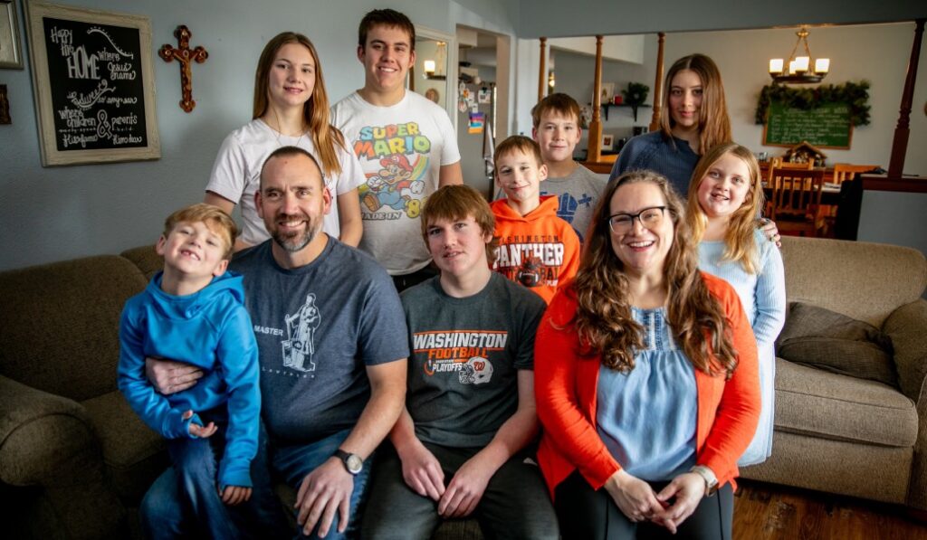 James Engstrom (centro), que nació y estuvo sin pulso una hora, es el beneficiario del milagro para la beatificación. Foto: CNS / Daryl Wilson.