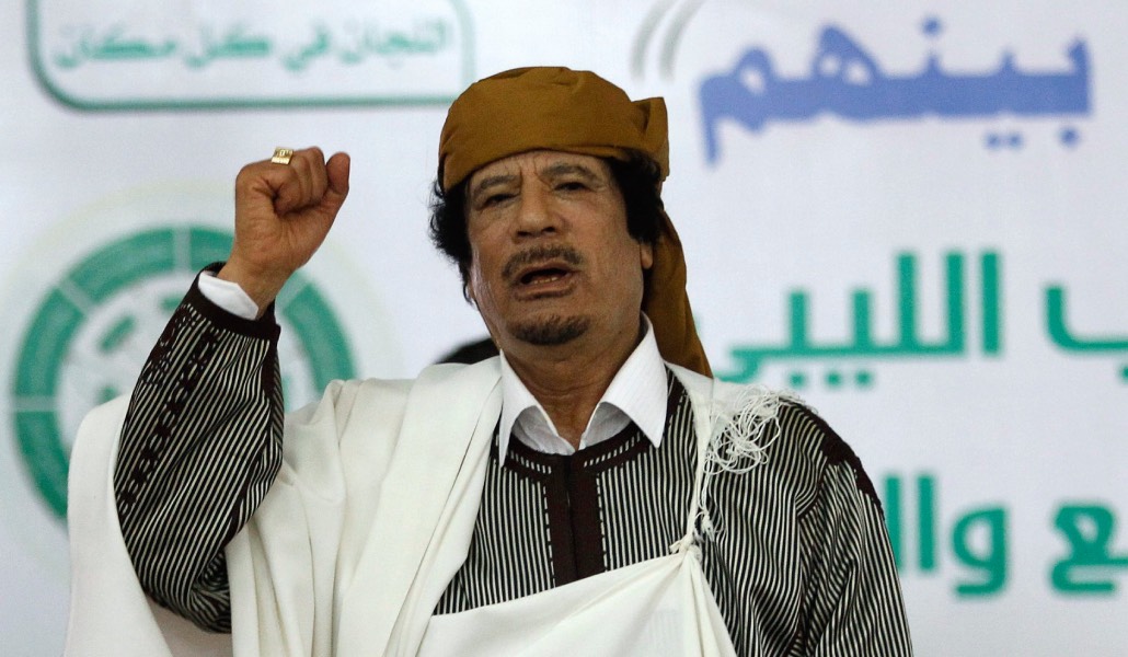 Gadafi durante un discurso el 2 de marzo de 2011, dos semanas después del alzamiento. Foto: CNS / Reuters / Ahmed Jadallah.
